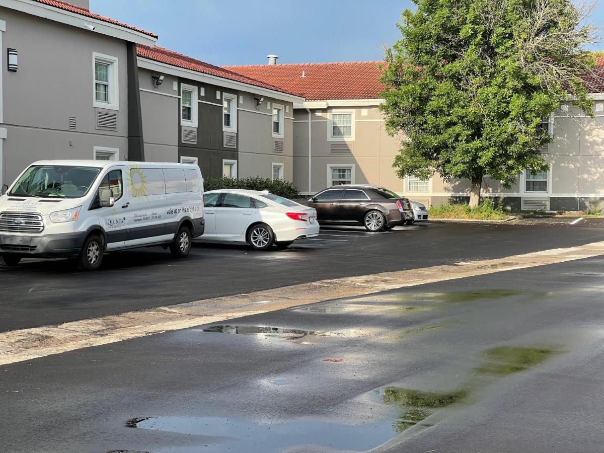 La Quinta Inn By Wyndham Indianapolis Airport Lynhurst Exterior photo